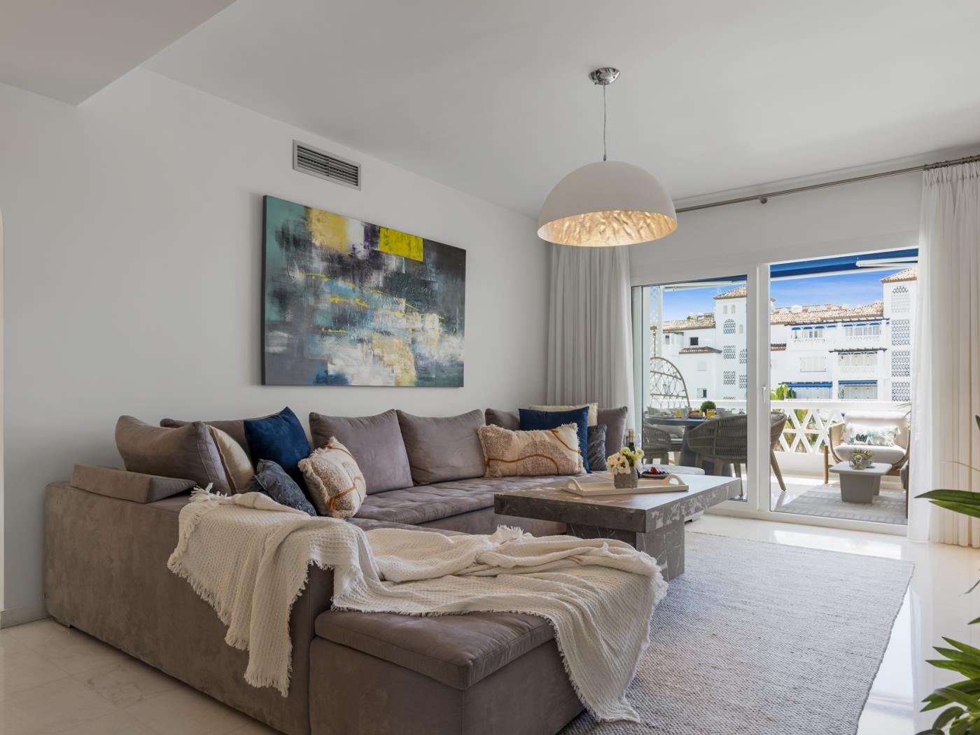 Modern 2-Bedroom Apartment in Las Gaviotas-12