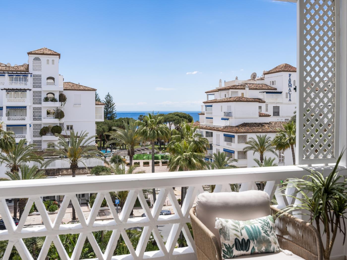 Apartment in Las Gaviotas for 4 people | Banus Rentals-0