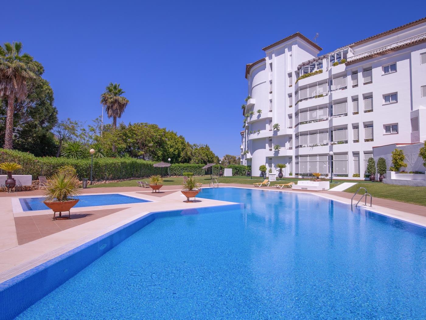 Apartment in Las Gaviotas for 4 people | Banus Rentals-45