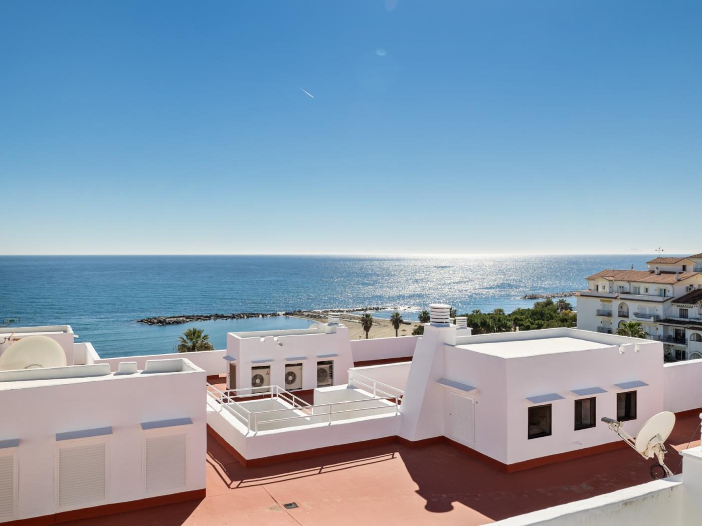 Penthouse with sea views in Playas del Duque-18