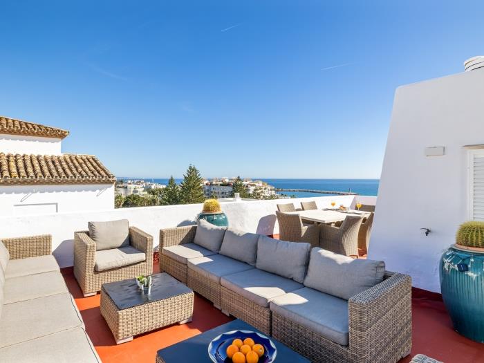 Roof top apartment with stuning sea views.