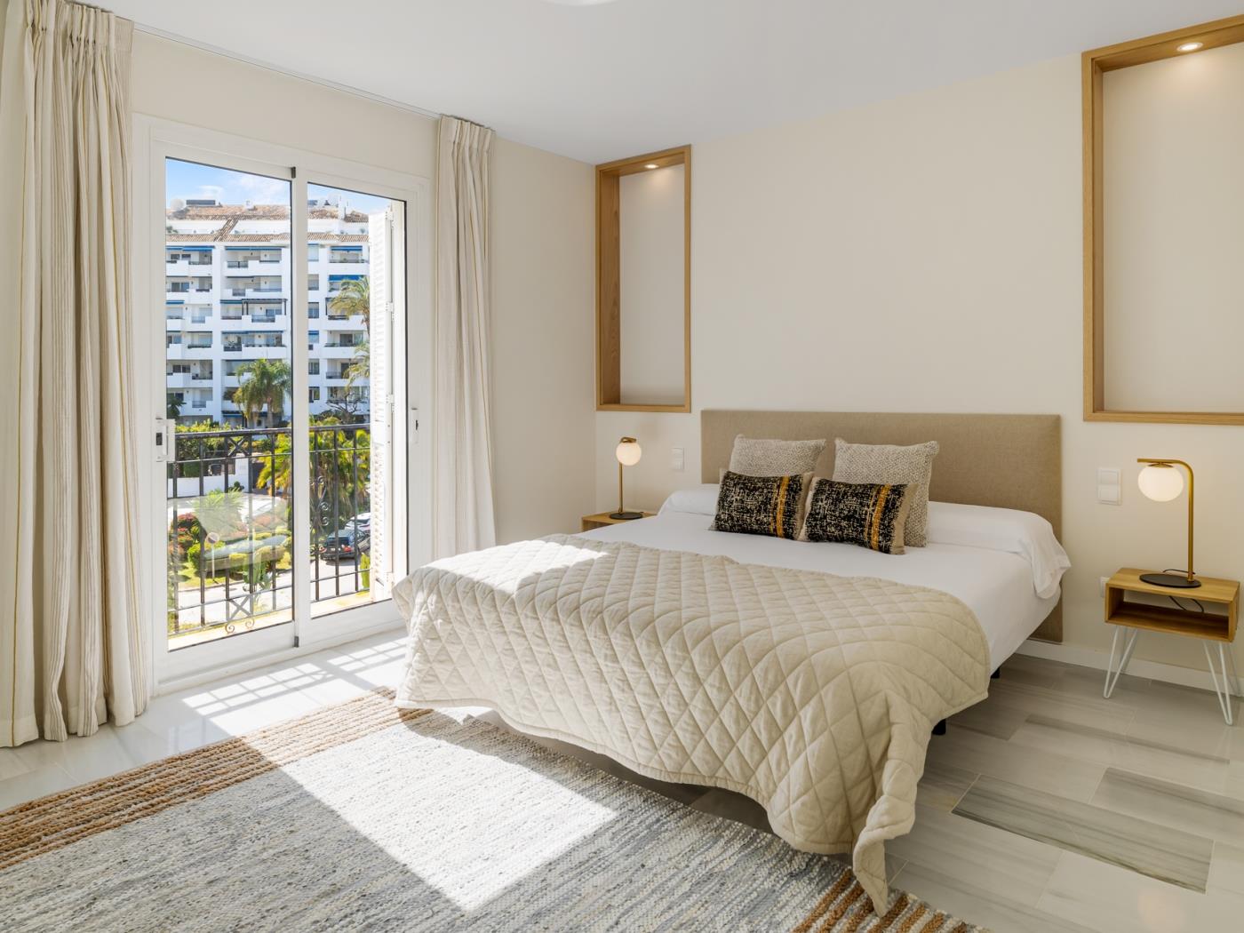 Elegante apartamento de 2 hab en Playas del Duque-17