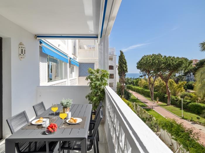 Welcoming sea view apartment - direct access to the beach