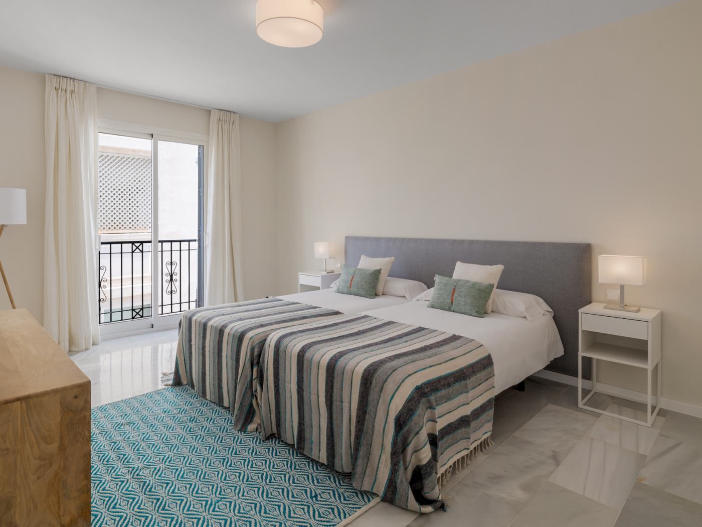 Elegante apartamento de 2 hab en Playas del Duque-20