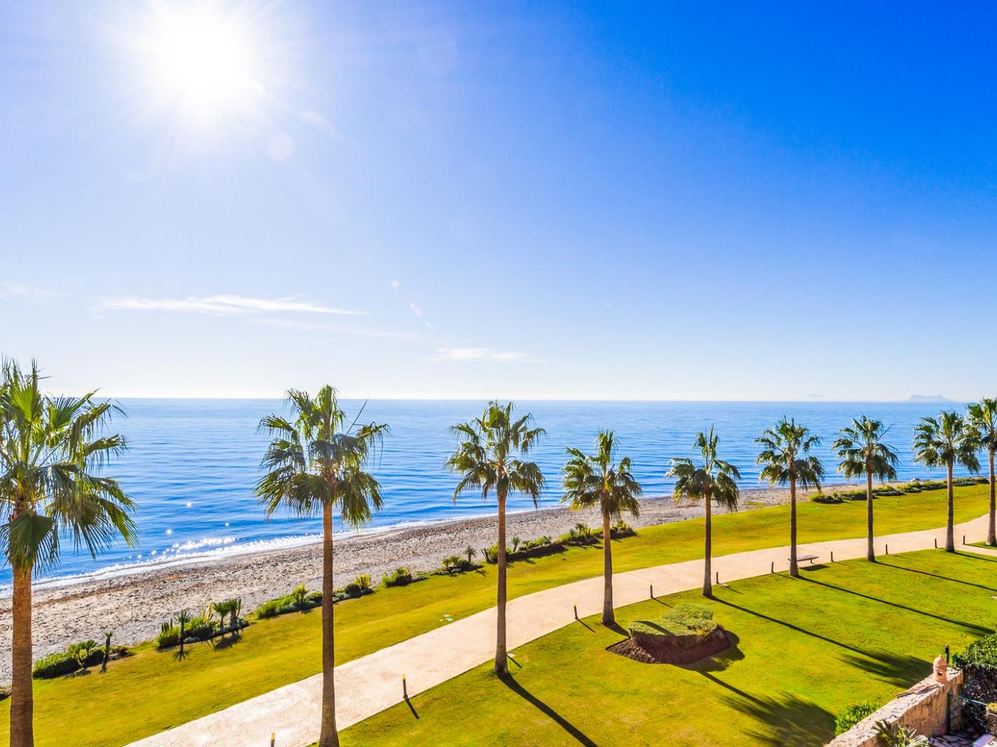 Exclusivo apartamento de 3 dormitorios en primera línea de playa en Estepona-27