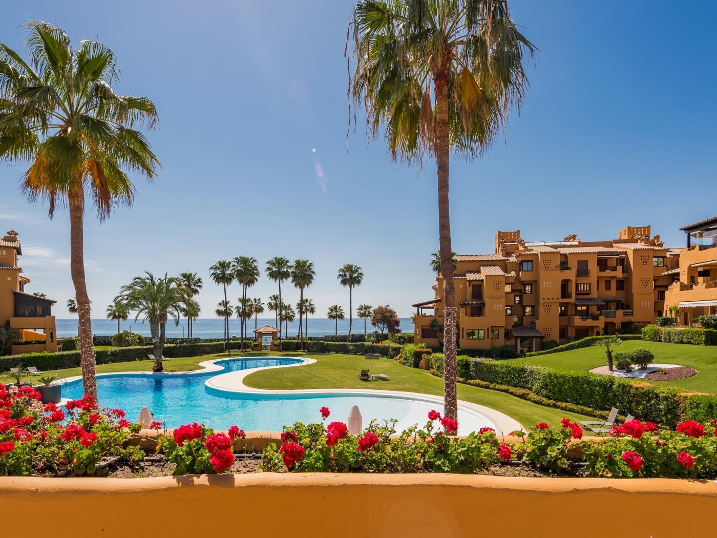 Exclusivo apartamento de 3 dormitorios en primera línea de playa en Estepona-32