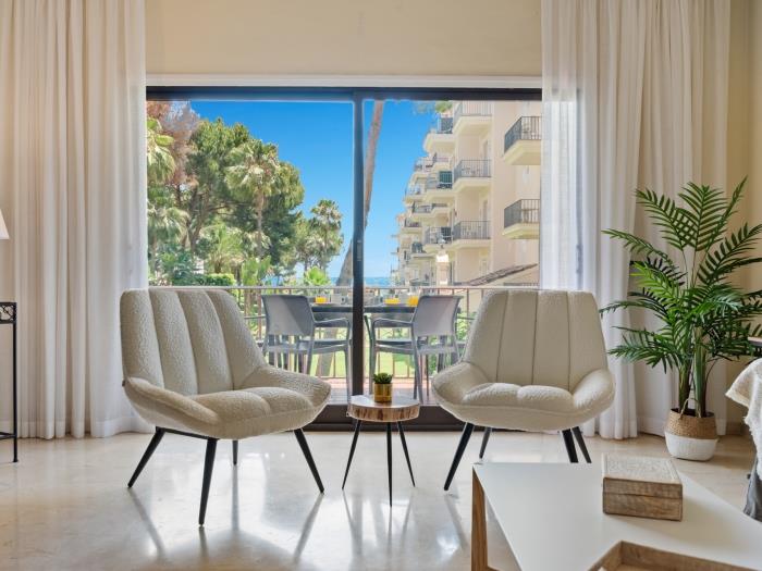 Amazing location and large terrace in Puerto Banús.