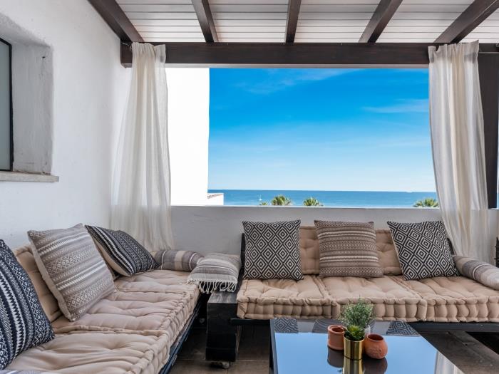 Apartamento con gran terraza y espectaculares vistas al mar.