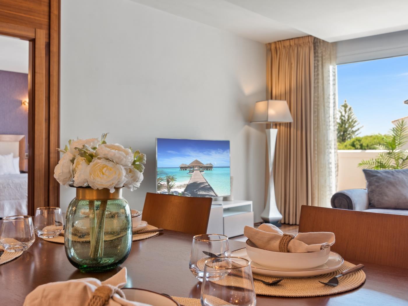 Elegante apartamento de 3 dormitorios en Playas del Duque, Puerto Banús-0