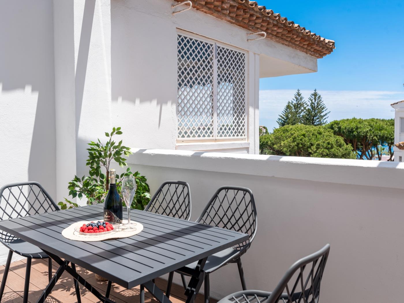 Elegante apartamento de 3 dormitorios en Playas del Duque, Puerto Banús-1