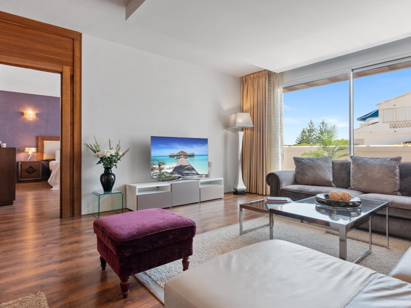 Elegante apartamento de 3 dormitorios en Playas del Duque, Puerto Banús-2