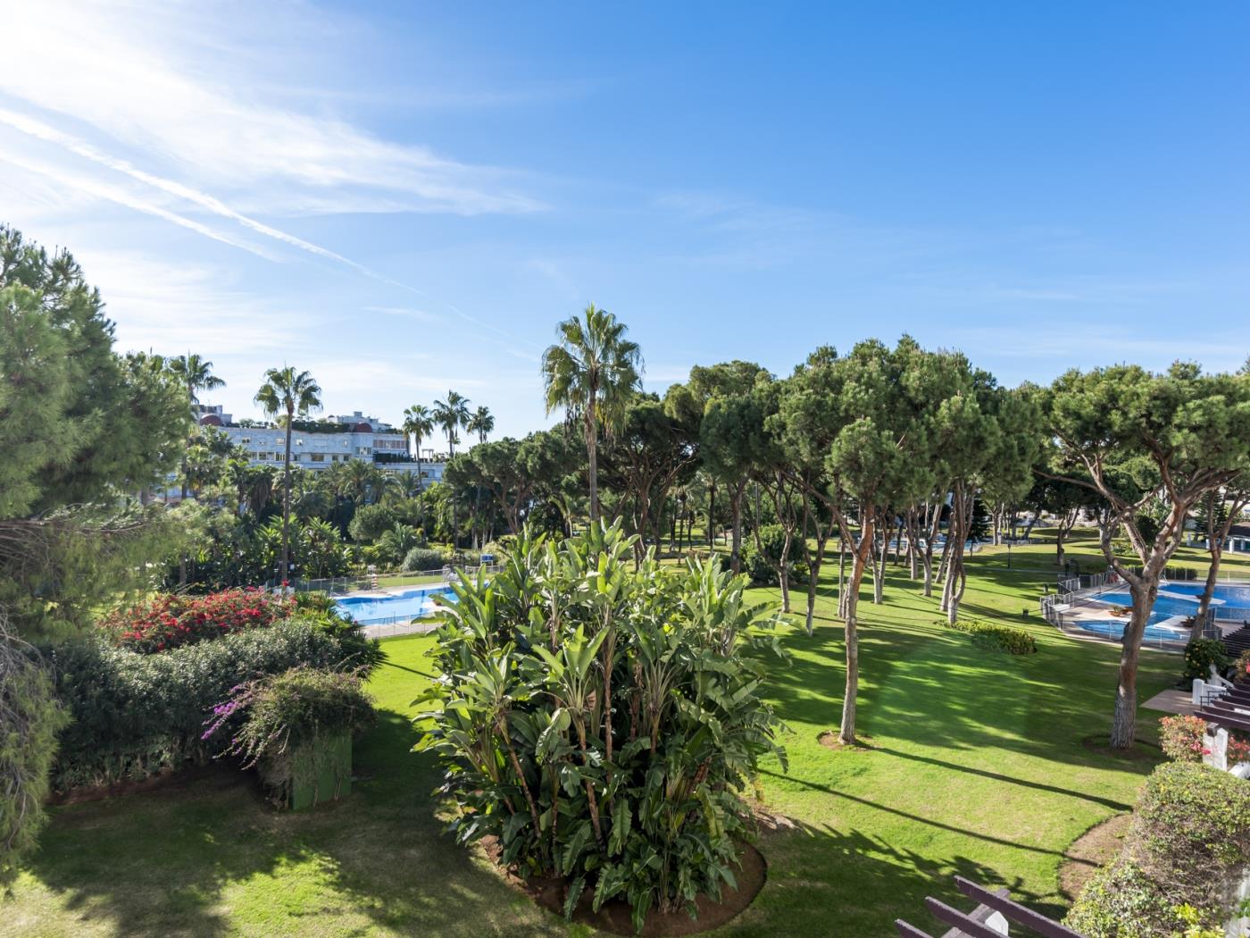 Elegant beachfront apartment in Playas del Duque, Puerto Banús-17