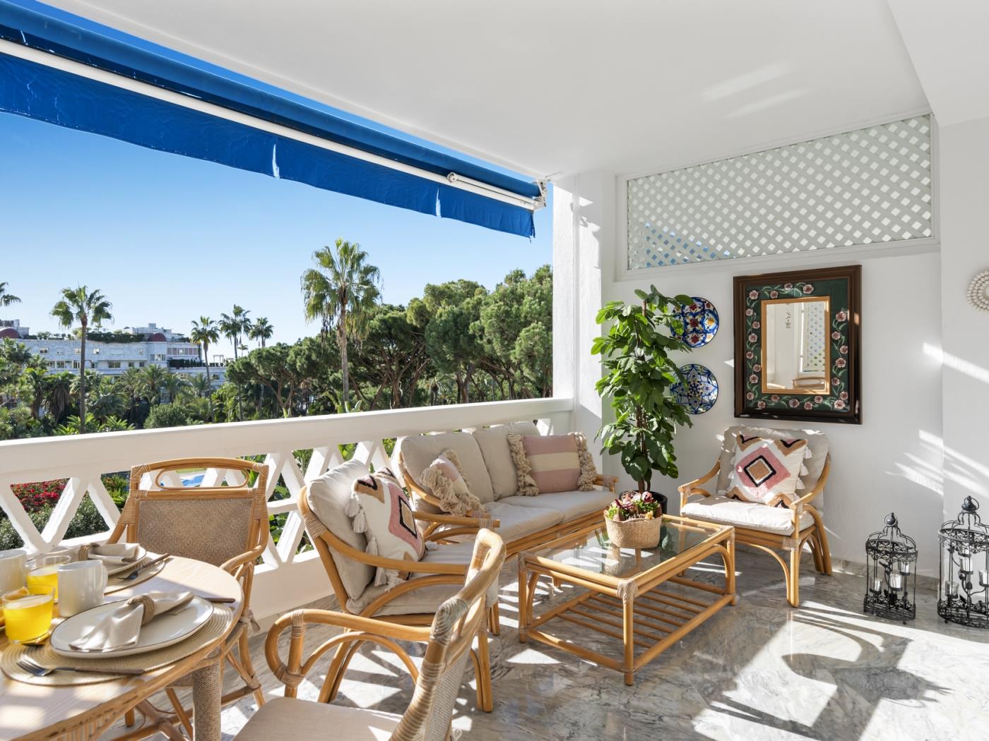 Elegant beachfront apartment in Playas del Duque, Puerto Banús-0