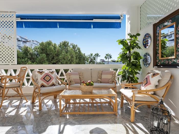 Elegante apartamento en primera línea de Playa en Playas del Duque, Puerto Banús