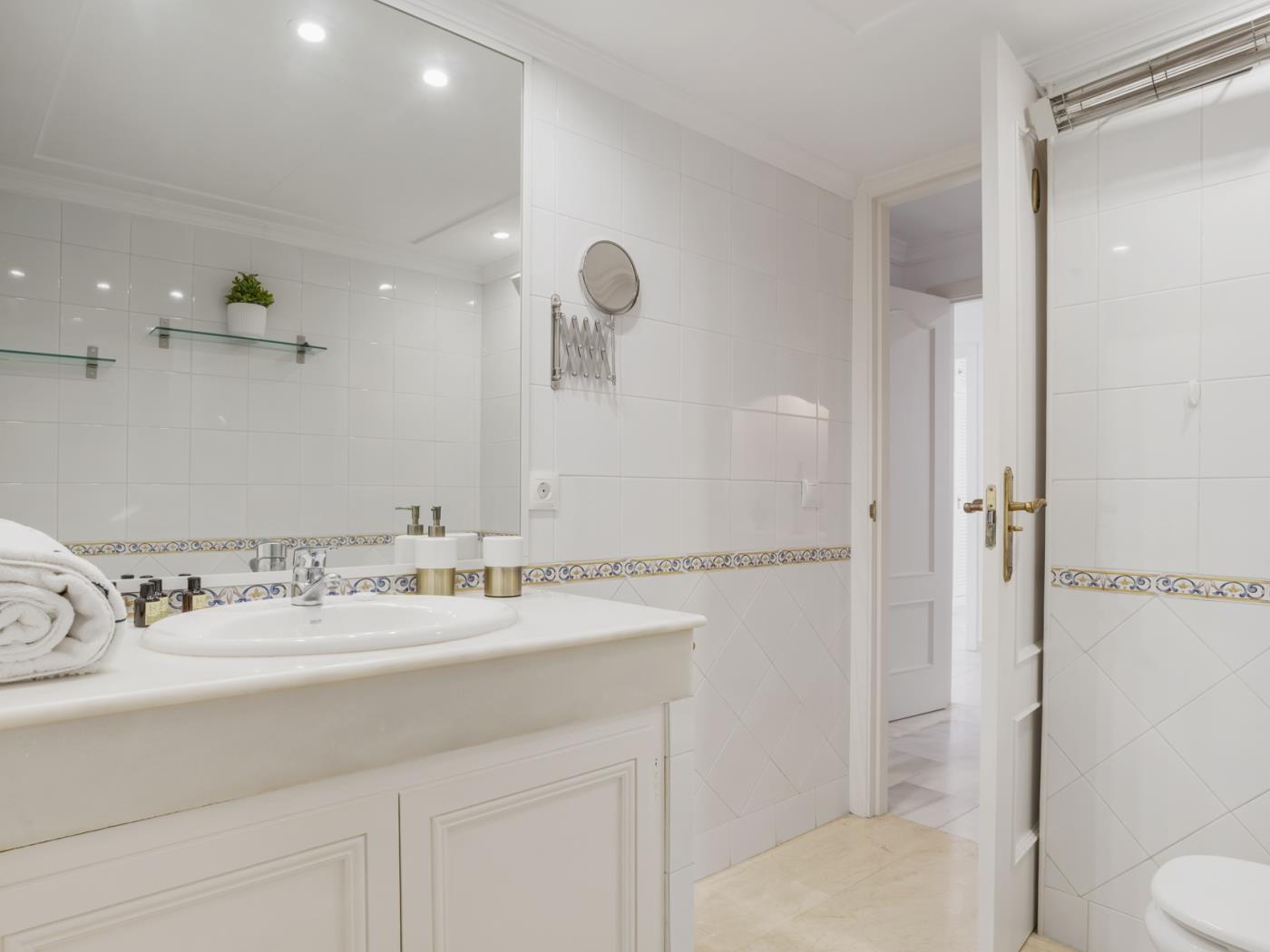 Apartamento en Playas del Duque para 4 personas | Casa Cadiz 208-22