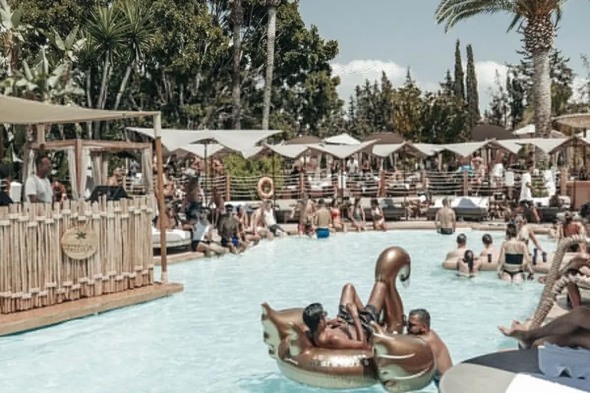 swimming pool crowded of people