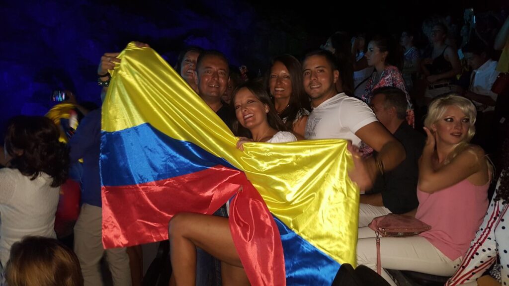 gente disfrutando en concierto