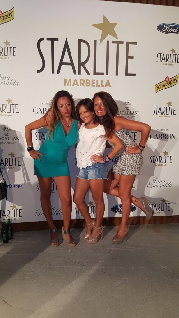 chicas en el festival en fotocall