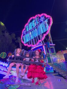 3 niñas en la feria