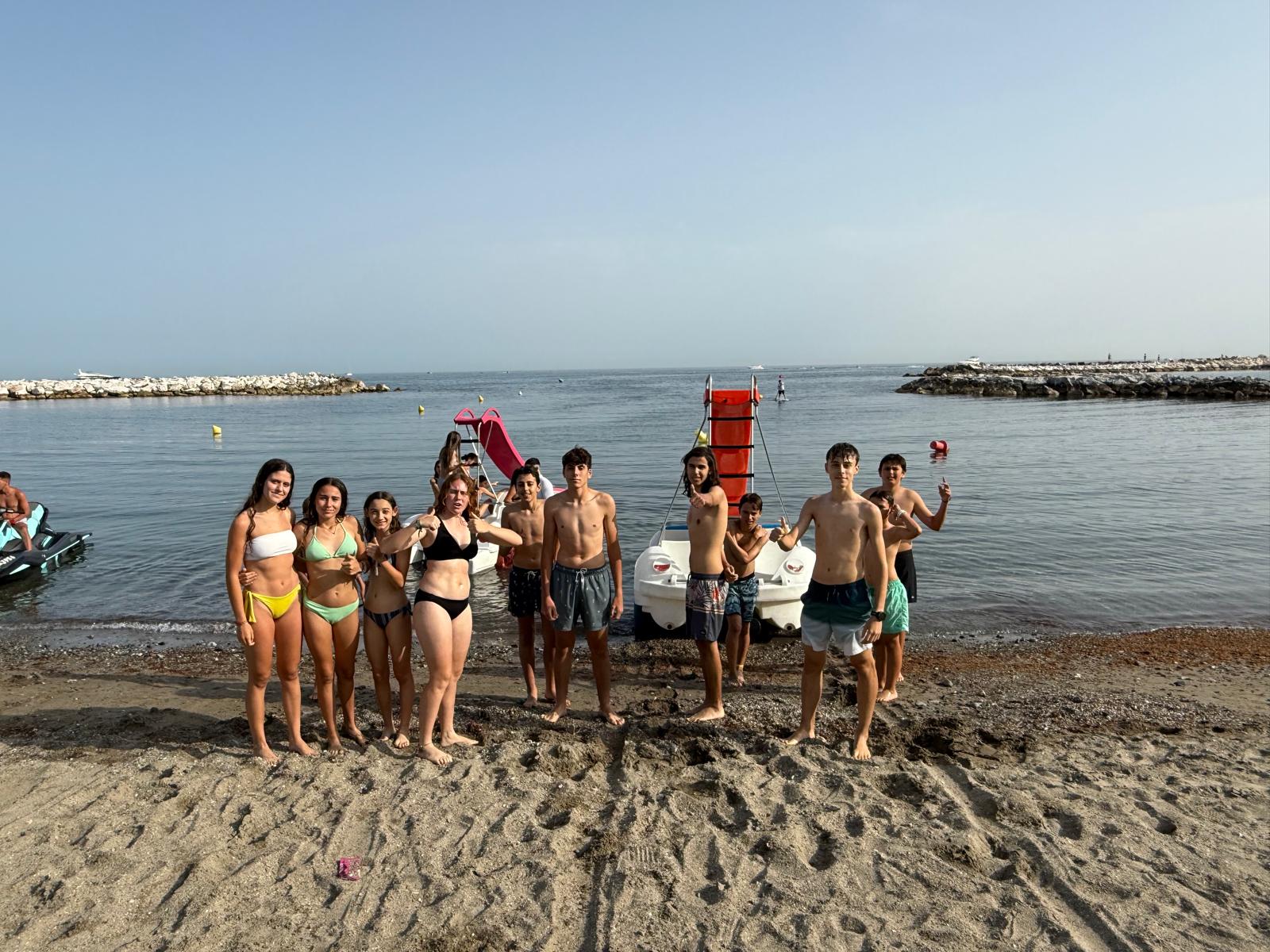 Adolescentes en la playa de puerto banus
