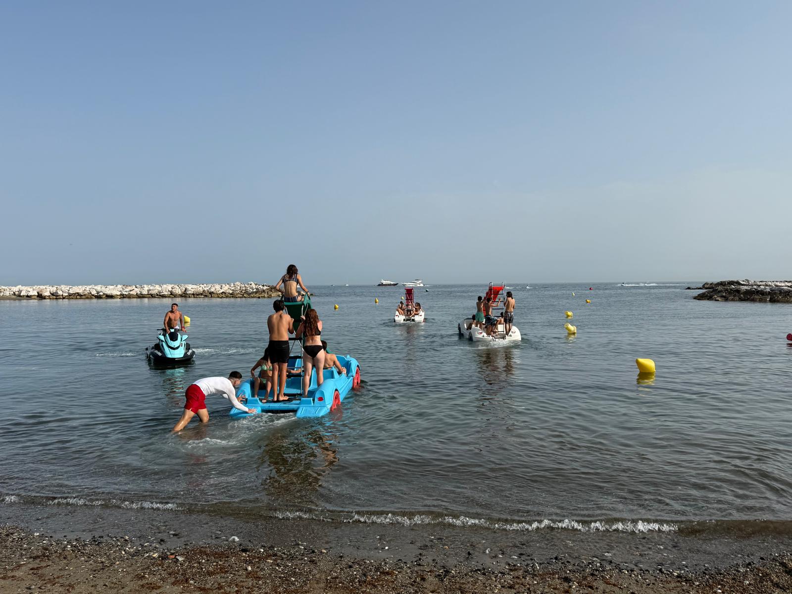Hidropedal con niños en la playa