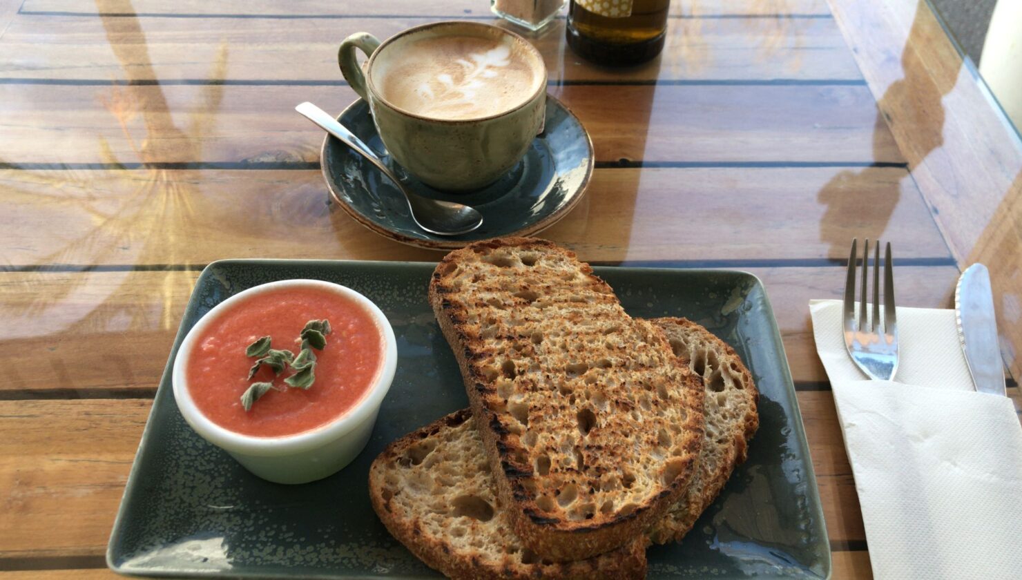 Los 6 desayunos típicos de Marbella: del mollete con manteca colorá al açaí bowl de Nueva Andalucía
