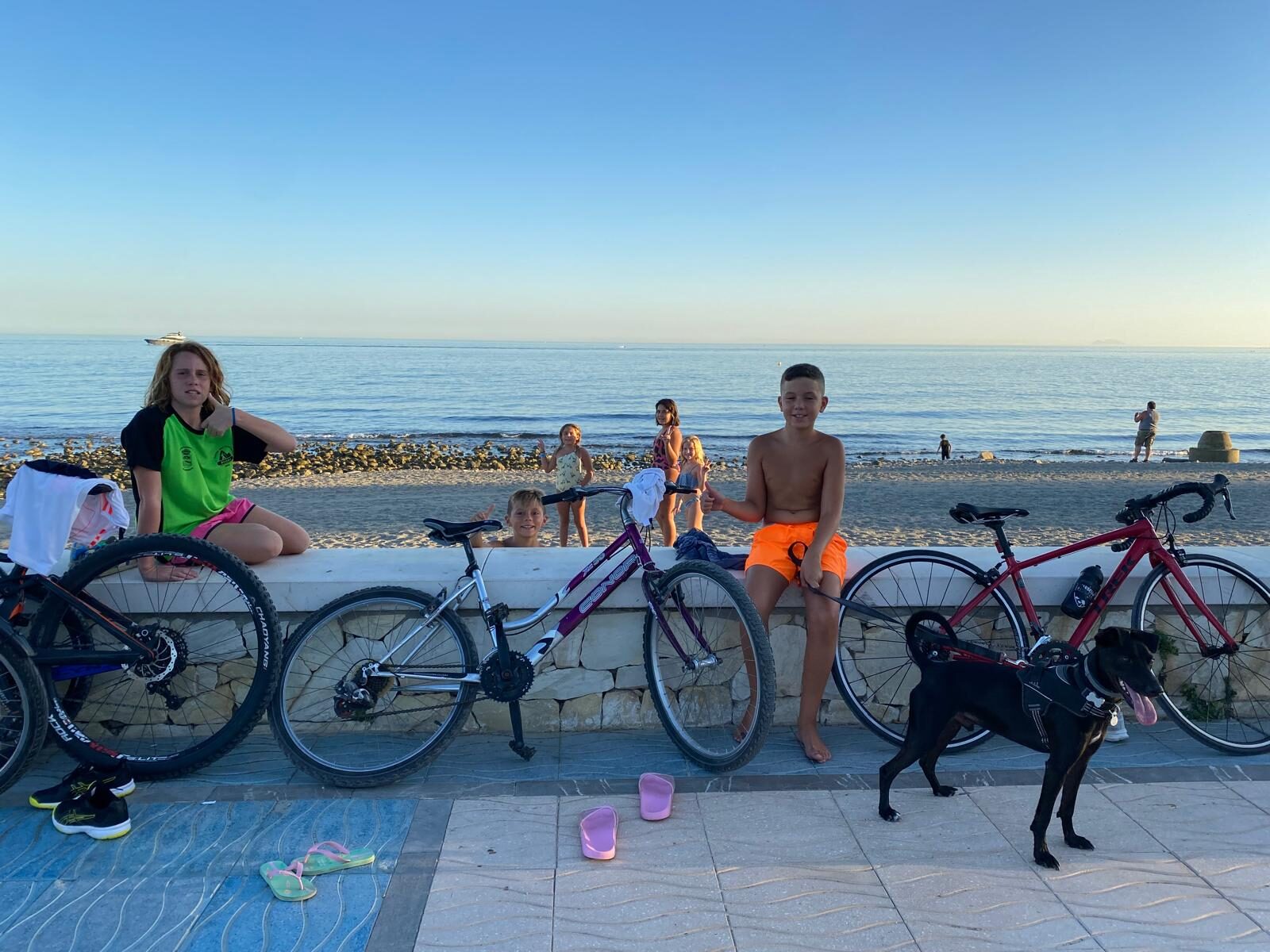 Ruta en bici por la senda litoral de Marbella: 22 km pegados al mar que ni los marbellíes conocen enteros