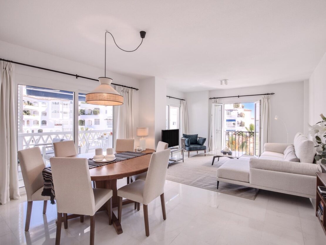 Apartment in Las Gaviotas Urbanization | Banus Rentals